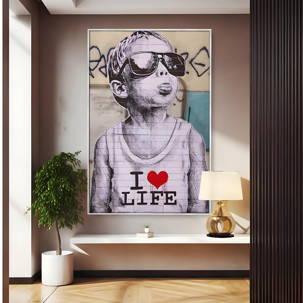 Tablou canvas cu tablou portret copil cu ochelari si inima, in rama de aluminiu argintiu